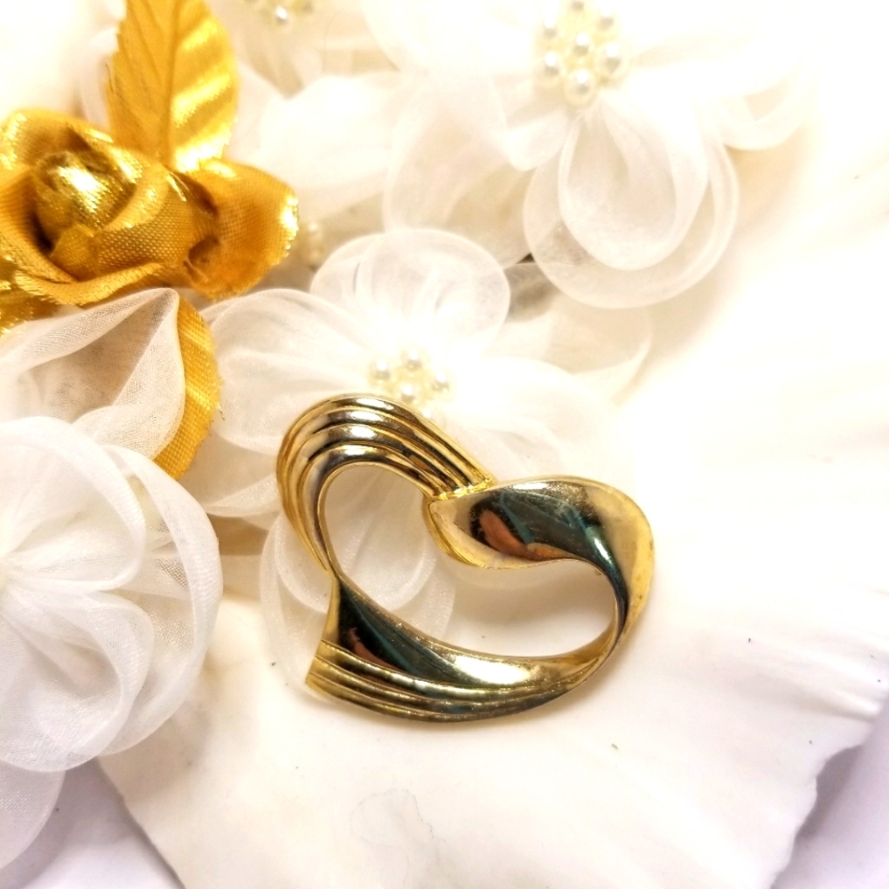 New View Signed Vintage Gold Sweetheart Brooch